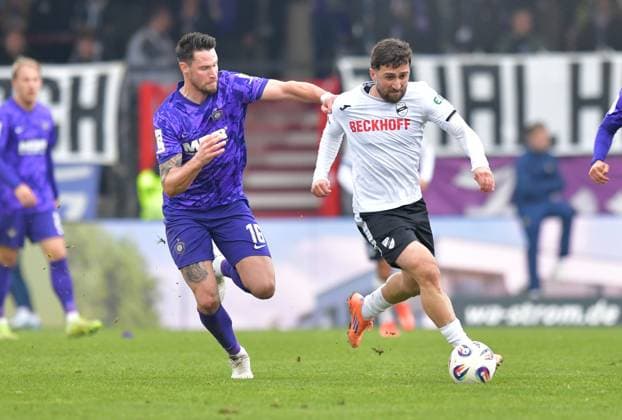 08 11 2025, GER, Soccer, 3 Liga, Season 2025 2026, Matchday 14, Sportclub Arena, Verl SC Verl FC Erzgebirge Aue 1 1 Berkan Taz SC Verl, right against Ryan Malone FC Erzgebirge Aue , action, duel, duel