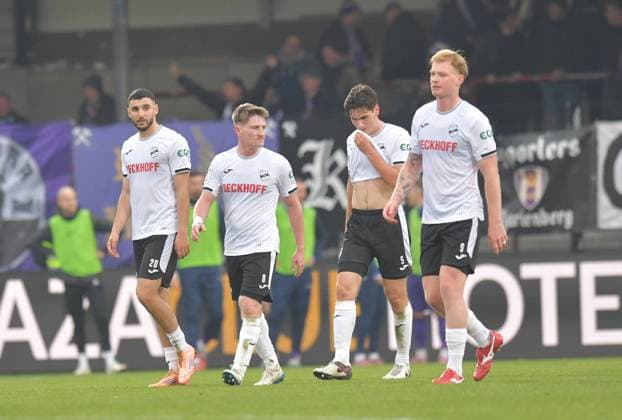 08 11 2025, GER, Soccer, 3 League, Season 2025 2026, Matchday 14, Sportclub Arena, Verl SC Verl FC Erzgebirge Aue 1 1 Oualid Mhamdi, Dennis Waidner, Martin Ens and own goal scorer Jonas Arweiler all SC Verl, v L are disappointed after the 1 1, Action, Single image, Cross, Facial expression, Gesture, Disappointed, Disappointment