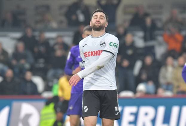 08 11 2025, GER, Soccer, 3 League, Season 2025 2026, Matchday 14, Sportclub Arena, Verl SC Verl FC Erzgebirge Aue 1 1 Berkan Taz SC Verl , Action, Single image, Cross, Facial expression, Gesture, Disappointed, Disappointment