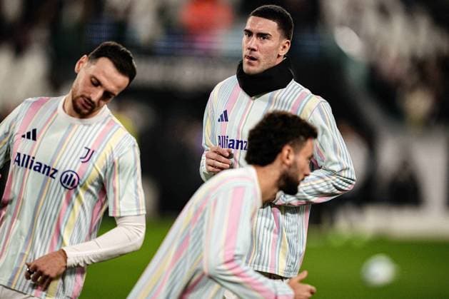 Juventus Dusan Vlahovic warms up prior to the Serie A soccer match between Juventus and Torino at the Allianz Stadium in Turin, north west Italy - Saturday, Nov. 8, 2025. - Soccer .  Copyright: xMarcoxAlpozzi LaPressex