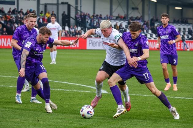 08 11 2025, xsscx, Fuï¬ball 3 Liga, SC Verl FC Erzgebirge Aue, 14 Spieltag, Sportclub Arena, Saison 2025 2026 Alessio Besio SC Verl 23 im Zweikampf gegen Pascal Fallmann Erzgebirge Aue 17 DFB regulations prohibit any use of photographs as image sequences and or quasi video Nordrhein Westfalen Germany
