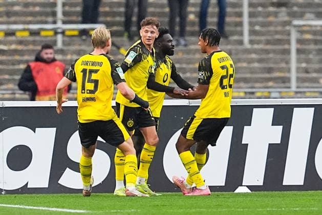 08 11 2025, xydrx, Football, Regionalliga West, Borussia Dortmund II FC Schalke 04 II, Season 2025 2026, Stadion Rote Erde Goal celebration after the goal to 4 1 for Borussia Dortmund II by scorer Mampasi Joseph Boyamba Borussia Dortmund II 10 together with Arne Wessels Borussia Dortmund II 11 and Ben Huening Borussia Dortmund II 15 and Filippo Mane Borussia Dortmund II 22 North Rhine-Westphalia Germany