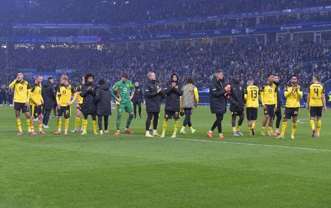 08 11 2025, xblx, Fussball 1 Bundesliga, Hamburger SV Borussia Dortmund v l Dortmund enttaeuscht, enttaeuscht schauend, dissapointed, Enttäuschung, Enttaeuschung, bedankt bedanken sich an den Fans, DFL DFB REGULATIONS PROHIBIT ANY USE OF PHOTOGRAPHS as IMAGE SEQUENCES and or QUASI VIDEO Hamburg
