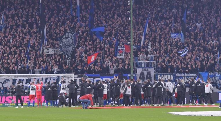 08 11 2025, xblx, Soccer 1 Bundesliga, Hamburger SV Borussia Dortmund v l Hamburg celebrates the point with the fans DFL DFB REGULATIONS PROHIBIT ANY USE OF PHOTOGRAPHS as IMAGE SEQUENCES and or QUASI VIDEO Hamburg
