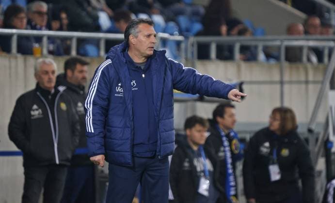 08 11 2025, Football, Men, 3 League, Season 2025 2026, 1 FC Saarbrücken TSV Havelse, Coach Alois Schwartz 1 FC Saarbruecken gestures, gives instructions Saarbrücken Ludwigsparkstadion Saarland Germany EN Copyright: xFabianxKleerx