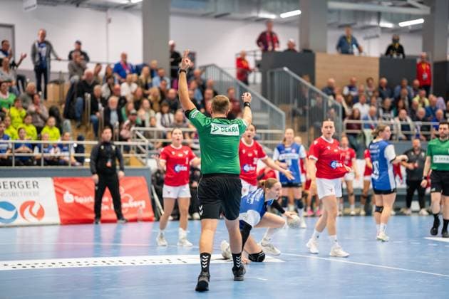 HSG Blomberg Lippe GER vs Valur Reykjavik ISL , Handball, EHF European League Women, Qualification Round 3, 08 11 2025, Season 2025 2026, Blomberg Lovisa Thompson Valur Reykjavik, 35 receives a 2 minutes time penalty Blomberg Sporthalle an der Ulmenallee Germany