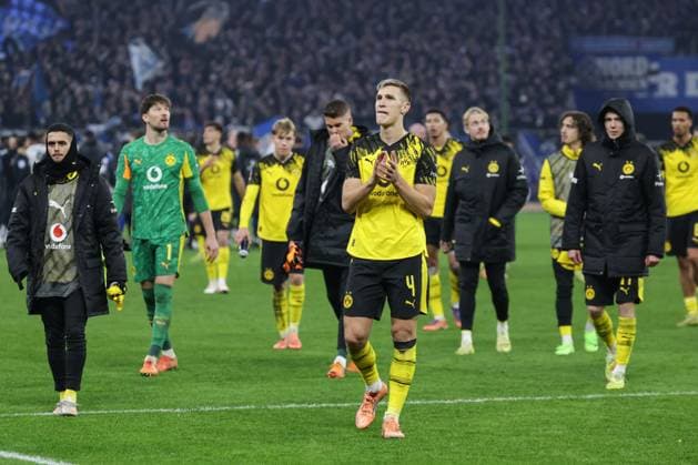 GER, xFSx ,Hamburg, HSV , 1 Bundesliga , Soccer, DFL, Hamburger SV , am Hamburger Volksparkstadion , Borussia Dortmund , 08 11 2025 , v l Nico Schlotterbeck Borussia Dortmund ,4 enttaeuscht, enttaeusch schauend, dissapointed, traurig, frustriert, frust, gefrustet DFL regulations prohibit any use of photographs as image sequences and or quasi video Copyright: HMBxMedia FernandoxSoares