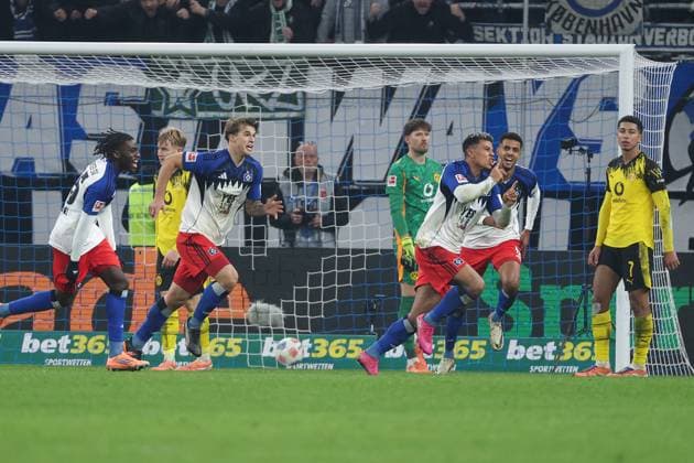 1 Bundesliga Hamburger SV Borussia Dortmund on 08 11 2025 at Volksparkstadion in Hamburg Ransford Königsdörffer Koenigsdoerffer Hamburg 11 scores the goal to make it 1 - 1 and cheers, Jobe Bellingham Dortmund 7 looks dissatisfied, disappointed, disappointed, dejected MH