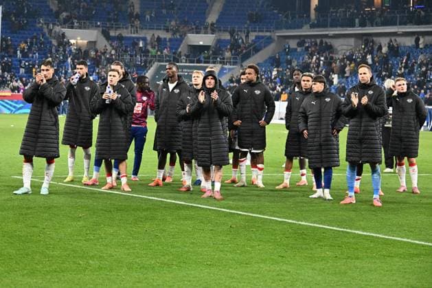 08 11 2025, xsltx, Soccer 1 Bundesliga, TSG 1899 Hoffenheim RB Leipzig v l Team of Leipzig Disappointed, sad, frustrated DFL DFB REGULATIONS PROHIBIT ANY USE OF PHOTOGRAPHS as IMAGE SEQUENCES and or QUASI VIDEO Sinsheim