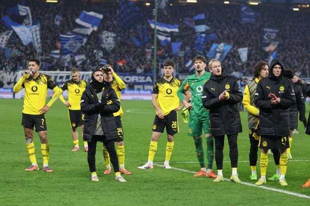 GER, xFSx ,Hamburg, HSV , 1 Bundesliga , Soccer, DFL, Hamburger SV , am Hamburger Volksparkstadion , Borussia Dortmund , 08 11 2025 , v l The team of Borussia Dortmund are disappointed, disappointed looking, dissapointed, sad, frustrated, frustrated, frustrated DFL regulations prohibit any use of photographs as image sequences and or quasi video Copyright: HMBxMedia FernandoxSoares