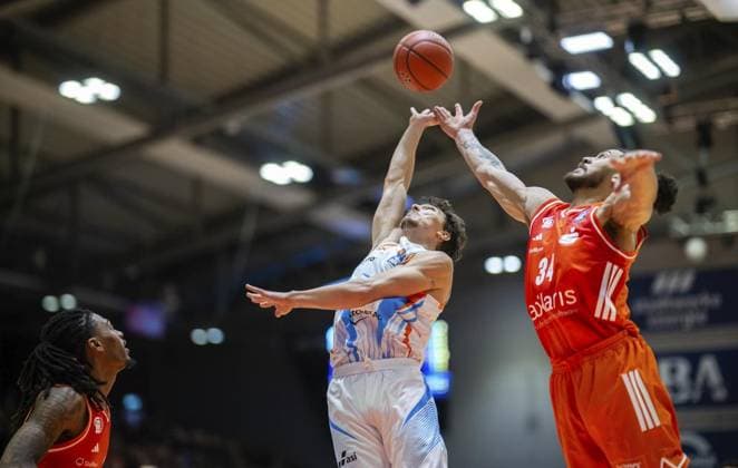 BASKETBALL EASYCREDIT BBL 7 GAME DAY SCIENCE CITY JENA NINERS CHEMNITZ FOR EDITORIAL PURPOSES ONLY p 08 11 2025 Jena Basketball easyCredit BBL 1 Basketball Bundesliga Season 2025 2026 7 Matchday Sparkassen Arena Science City Jena NINERS Chemnitz in the photo Kristofer Krause 36 Science City Jena in a duel with Gavin Schilling 34 NINERS Chemnitz Germany Thuringia Jena Copyright SaschaxFromm Copyright: SaschaxFromm doc836c6a1452w19h4nwlql ,EDITORIAL USE ONLY Copyright: SaschaxFromm