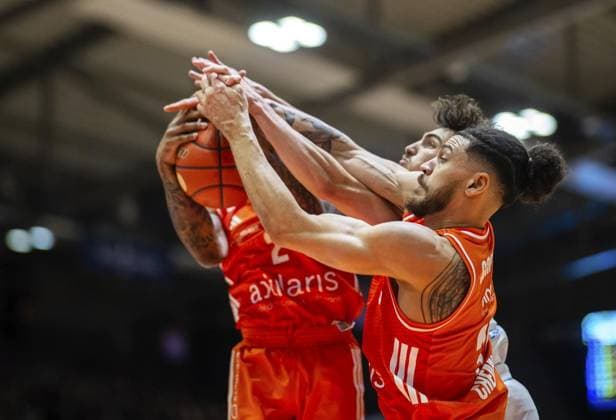 BASKETBALL EASYCREDIT BBL 7 GAME DAY SCIENCE CITY JENA NINERS CHEMNITZ FOR EDITORIAL PURPOSES ONLY p 08 11 2025 Jena Basketball easyCredit BBL 1 Basketball Bundesliga Season 2025 2026 7 Matchday Sparkassen Arena Science City Jena NINERS Chemnitz in the photo Kristofer Krause 36 Science City Jena in a duel with Gavin Schilling 34 NINERS Chemnitz and Nike Sibande 2 NINERS Chemnitz Germany Thuringia Jena Copyright SaschaxFromm Copyright: SaschaxFromm doc836c6acqaj6llo319xe ,EDITORIAL USE ONLY Copyright: SaschaxFromm