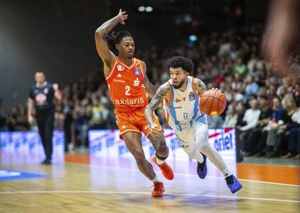 BASKETBALL EASYCREDIT BBL 7 GAME DAY SCIENCE CITY JENA NINERS CHEMNITZ FOR EDITORIAL PURPOSES ONLY p 08 11 2025 Jena Basketball easyCredit BBL 1 Basketball Bundesliga Season 2025 2026 7 Matchday Sparkassen Arena Science City Jena NINERS Chemnitz in the photo Tavian Dunn Martin 0 Science City Jena in a duel with Nike Sibande 2 NINERS Chemnitz Germany Thueringen Jena Copyright SaschaxFromm Copyright: SaschaxFromm doc836c6ahw9tyr4n4421x ,EDITORIAL USE ONLY Copyright: SaschaxFromm