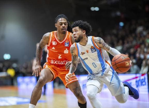 BASKETBALL EASYCREDIT BBL 7 GAME DAY SCIENCE CITY JENA NINERS CHEMNITZ FOR EDITORIAL PURPOSES ONLY p 08 11 2025 Jena Basketball easyCredit BBL 1 Basketball Bundesliga Season 2025 2026 7 Matchday Sparkassen Arena Science City Jena NINERS Chemnitz in the photo Tavian Dunn Martin 0 Science City Jena in a duel with Nike Sibande 2 NINERS Chemnitz Germany Thueringen Jena Copyright SaschaxFromm Copyright: SaschaxFromm doc836c6aw0b4l1acjgohni ,EDITORIAL USE ONLY Copyright: SaschaxFromm