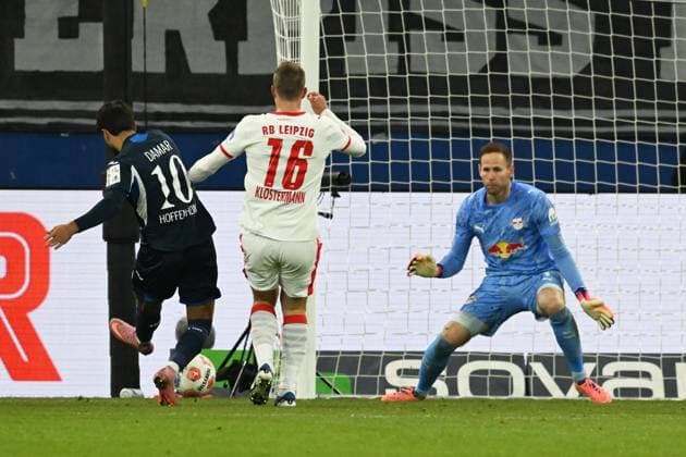 08 11 2025, xsltx, Fußball 1 Bundesliga, TSG 1899 Hoffenheim RB Leipzig v l Muhammed Damar 1899 Hoffenheim Lukas Klostermann RB Leipzig Peter Gulacsi RB Leipzig Zweikampf, Aktion, action, battle for the ball DFL DFB REGULATIONS PROHIBIT ANY USE OF PHOTOGRAPHS as IMAGE SEQUENCES and or QUASI VIDEO Sinsheim