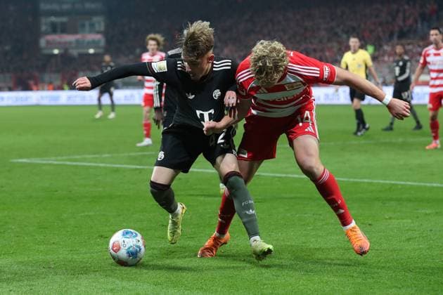08 11 2025, xtgx, Soccer 1 Bundesliga, Union Berlin FC Bayern München v l Lennart Karl FC Bayern Muenchen Leopold Querfeld 1 FC Union Berlin Zweikampf, Aktion, action, battle for the ball DFL DFB REGULATIONS PROHIBIT ANY USE OF PHOTOGRAPHS as IMAGE SEQUENCES and or QUASI VIDEO Berlin