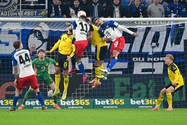 Soccer I Men I 1 Bundesliga l Hamburger SV Borussia Dortmund I 10 Matchday I Season 2025 2026 I HSV I 08 11 2025 I v l Vuskovic Luka HSV , Can Emre Bor Dortmund , Koenigsdoerffer Ransford Yeboah HSV kepft here the 1 1 , Schlotterbeck Nico Bor Dortmund , Ramos Guilherme HSV , Sportplatz Volksparkstadion, Stellingen Hamburg Germany