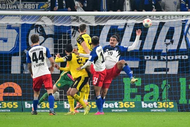 Soccer I Men I 1 Bundesliga l Hamburger SV Borussia Dortmund I 10 Matchday I Season 2025 2026 I HSV I 08 11 2025 I v l Vuskovic Luka HSV , Can Emre Bor Dortmund , Koenigsdoerffer Ransford Yeboah HSV kepft here the 1 1 , Schlotterbeck Nico Bor Dortmund , Ramos Guilherme HSV , Sportplatz Volksparkstadion, Stellingen Hamburg Germany