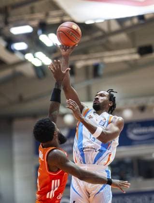 BASKETBALL EASYCREDIT BBL 7 GAME DAY SCIENCE CITY JENA NINERS CHEMNITZ FOR EDITORIAL PURPOSES ONLY p 08 11 2025 Jena Basketball easyCredit BBL 1 Basketball Bundesliga Season 2025 2026 7 Matchday Sparkassen Arena Science City Jena NINERS Chemnitz in the photo Keith Braxton JR 13 Science City Jena in a duel with Corey Davis 5 NINERS Chemnitz Germany Thueringen Jena Copyright SaschaxFromm Copyright: SaschaxFromm doc836c78dswrlorq3rfan ,EDITORIAL USE ONLY Copyright: SaschaxFromm