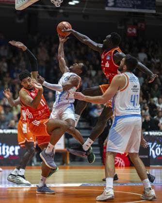 BASKETBALL EASYCREDIT BBL 7 GAME DAY SCIENCE CITY JENA NINERS CHEMNITZ FOR EDITORIAL PURPOSES ONLY p 08 11 2025 Jena Basketball easyCredit BBL 1 Basketball Bundesliga Season 2025 2026 7 Matchday Sparkassen Arena Science City Jena NINERS Chemnitz in the photo Eric Washington 33 Science City Jena in a duel with Kostja Mushidi 11 NINERS Chemnitz Germany Thueringen Jena Copyright SaschaxFromm Copyright: SaschaxFromm doc836c86euel3lujo69gh ,EDITORIAL USE ONLY Copyright: SaschaxFromm