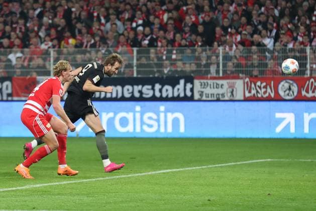 08 11 2025, xtgx, Fussball 1 Bundesliga, Union Berlin FC Bayern München v l Harry Kane FC Bayern Muenchen Torschuetze, erzielt das Tor, Treffer, scores the goal 2 2 DFL DFB REGULATIONS PROHIBIT ANY USE OF PHOTOGRAPHS as IMAGE SEQUENCES and or QUASI VIDEO Berlin