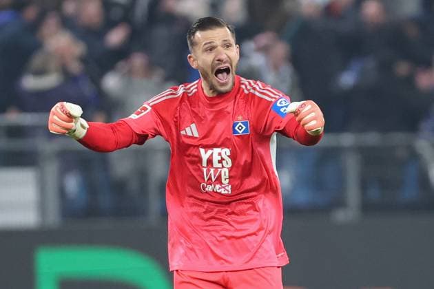 1 Bundesliga Hamburger SV Borussia Dortmund on 08 11 2025 at Volksparkstadion in Hamburg Goalkeeper Daniel Heuer Fernandes Hamburg 1 celebrates and is happy about the goal by Ransford Königsdörffer Koenigsdoerffer Hamburg 11 to make it 1 - 1 MH