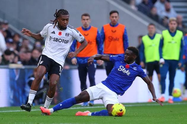 Everton v Fulham, Premier League Alex Iwobi of Fulham plays the ball during the Everton v Fulham Premier League match at the Hill Dickinson Stadium, Liverpool, England on 8 November 2025 Credit: Ryan Crockett Every Second Media Editorial use only. All images are copyright Every Second Media Limited. No images may be reproduced without prior permission. All rights reserved. Premier League and Football League images are subject to licensing agreements with Football DataCo Limited. see https: www.football-dataco.com Copyright: xIMAGO EveryxSecondxMediax ESM-1660-0070 RyanxCrockettx xEveryxSecondxMediax