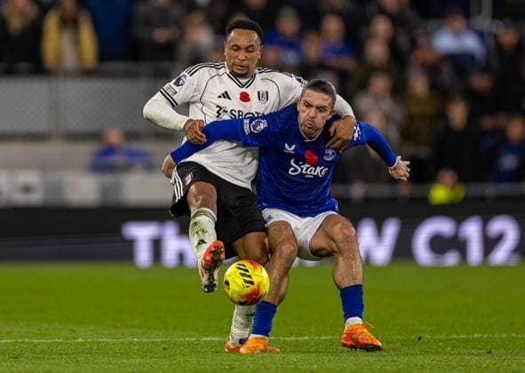Football - FA Premier League - Everton FC v Fulham FC LIVERPOOL, ENGLAND - Saturday, November 8, 2025: Fulham s Kenny Tete (L) challenges Everton s Jack Grealish during the FA Premier League match between Everton FC and Fulham FC at Bramley-Moore Dock. (Photo by David Rawcliffe Propaganda) LIVERPOOL Bramley-Moore Dock MERSEYSIDE ENGLAND  Copyright: xDavidxRawcliffex P2025-11-08-Everton_Fulham-71
