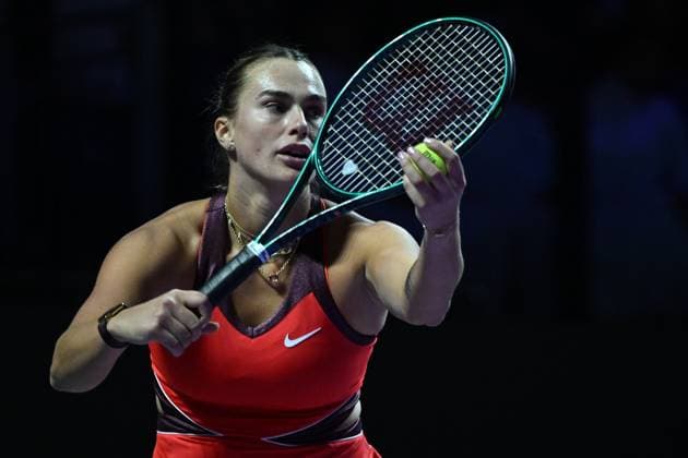 WTA, Tennis Damen Finals 2025 - Doubles Final RIYADH, SAUDI ARABIA - NOVEMBER 8: Elena Rybakina of Kazakhstan and Aryna Sabalenka in action during their women’s singles final match at the 2025 WTA Finals, part of the Hologic WTA Tour, at King Saud University Indoor Arena in Riyadh, Saudi Arabia, on November 8, 2025. Artur Widak Anadolu Riyadh Saudi Arabia. Editorial use only. Please get in touch for any other usage.  Copyright: x2025xAnadoluxArturxWidakx