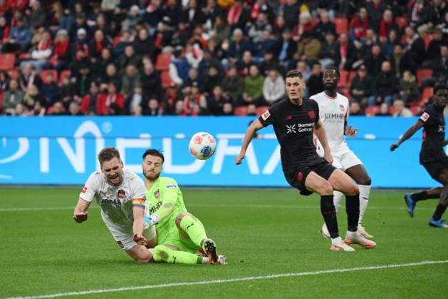 Patrick Mainka FC Heidenheim , left , and goalkeeper Diant Ramaj FC Heidenheim obstruct each other and Patrik Schick Bayer 04 Leverkusen , right , scores the goal for 3 0 08 11 2025, Soccer 1 Bundesliga, Season 2025 2026, Matchday 10, Bayer 04 Leverkusen 1 FC Heidenheim 6 0 DFL regulations prohibit any use of photographs as image sequences and or quasi video Leverkusen BayArena Nordrhein Westfalen Germany Team2