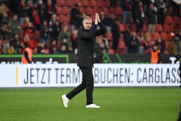 Applause from coach Kasper Hjulmand Bayer 04 Leverkusen 08 11 2025, Soccer 1 Bundesliga, Season 2025 2026, 10 Matchday, Bayer 04 Leverkusen 1 FC Heidenheim 6 0 DFL regulations prohibit any use of photographs as image sequences and or quasi video Leverkusen BayArena Nordrhein Westfalen Germany Team2