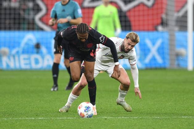 Niklas Dorsch 1 FC Heidenheim in duel with Jeanuel Belocian Bayer 04 Leverkusen GER, Bayer 04 Leverkusen vs 1 FC Heidenheim, Soccer, Bundesliga, Matchday 10, Season 2025 2026, 08 11 2025 DFL REGULATES PROHIBIT ANY USE OF PHOTOGRAPHS AS IMAGE SEQUENCES AND OR QUASI VIDEO GER, Bayer 04 Leverkusen vs 1 FC Heidenheim, Football, Bundesliga, Matchday 10, Season 2025 2026, 08 11 2025 Leverkusen Copyright: xEibner-Pressefoto ThomasxThienelx EP_TTL