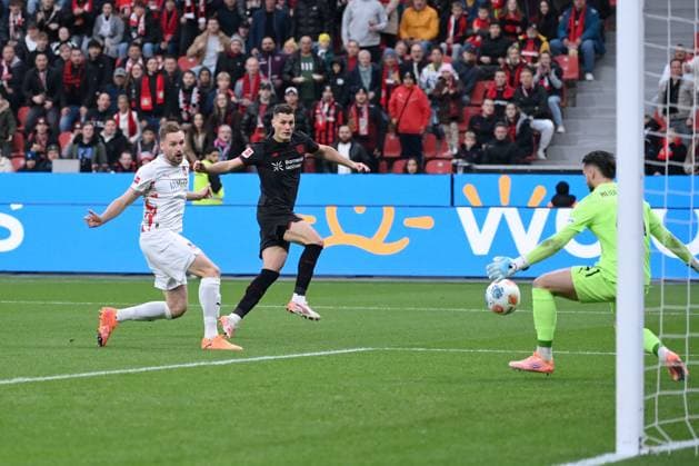 Patrik Schick Bayer 04 Leverkusen , mi , scores the goal for 1 0, right goalkeeper Diant Ramaj FC Heidenheim 08 11 2025, Soccer 1 Bundesliga, Season 2025 2026, 10 Matchday, Bayer 04 Leverkusen 1 FC Heidenheim 6 0 DFL regulations prohibit any use of photographs as image sequences and or quasi video Leverkusen BayArena Nordrhein Westfalen Germany Team2