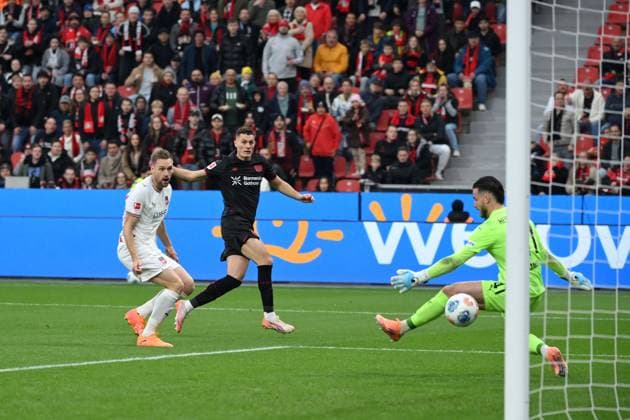 Patrik Schick Bayer 04 Leverkusen , mi , scores the goal for 1 0, right goalkeeper Diant Ramaj FC Heidenheim 08 11 2025, Soccer 1 Bundesliga, Season 2025 2026, 10 Matchday, Bayer 04 Leverkusen 1 FC Heidenheim 6 0 DFL regulations prohibit any use of photographs as image sequences and or quasi video Leverkusen BayArena Nordrhein Westfalen Germany Team2
