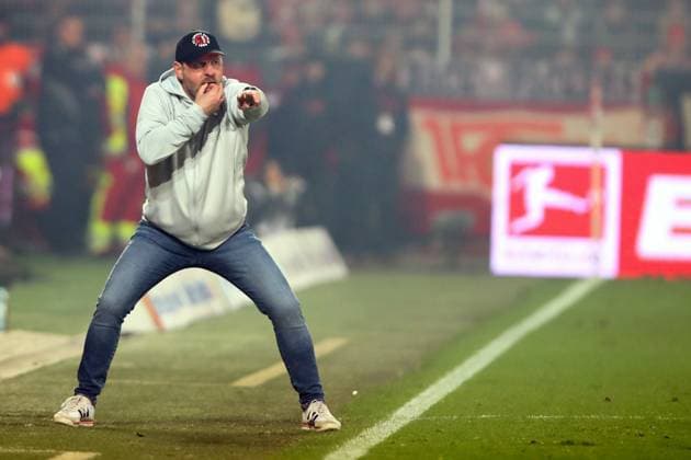 08 11 2025, xtgx, Soccer 1 Bundesliga, Union Berlin FC Bayern Munich v l Coach Steffen Baumgart 1 FC Union Berlin gives instructions, gesticulates, gesticulate with arms gives instructions, gesticulate DFL DFB REGULATIONS PROHIBIT ANY USE OF PHOTOGRAPHS as IMAGE SEQUENCES and or QUASI VIDEO Berlin