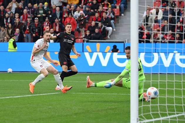 Patrik Schick Bayer 04 Leverkusen , mi , scores the goal for 1 0, right goalkeeper Diant Ramaj FC Heidenheim 08 11 2025, Soccer 1 Bundesliga, Season 2025 2026, 10 Matchday, Bayer 04 Leverkusen 1 FC Heidenheim 6 0 DFL regulations prohibit any use of photographs as image sequences and or quasi video Leverkusen BayArena Nordrhein Westfalen Germany Team2