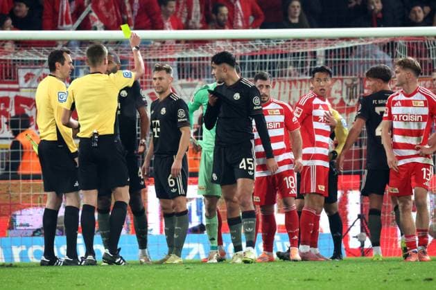 DEU, DFL, 1 FBL, 1 FC Union vs Bayern Muenchen, 08 11 2025, Stadion Alte Foersterei, Berlin, DEU, DFL, 1 FBL, 1 FC Union vs Bayern Muenchen, im Bild gelbe Karte von Schiedsrichter für Joshua Kimmich FC Bayern Muenchen 6 , Unioner Spielerkreis DFL regulations prohibit any use of Photographs as image sequences and or quasi video nordphotoxGmbHx xEngler nph00076