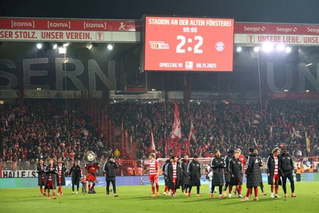 DEU, DFL, 1 FBL, 1 FC Union vs Bayern Muenchen, 08 11 2025, Stadion Alte Foersterei, Berlin, DEU, DFL, 1 FBL, 1 FC Union vs Bayern Muenchen, in the picture Union players circle, scoreboard with the final result 2 2 DFL regulations prohibit any use of Photographs as image sequences and or quasi video nordphotoxGmbHx xEngler nph00076