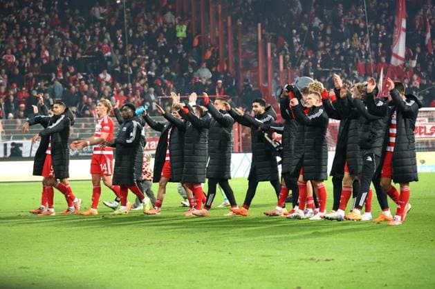 DEU, DFL, 1 FBL, 1 FC Union vs Bayern Muenchen, 08 11 2025, Stadion Alte Foersterei, Berlin, DEU, DFL, 1 FBL, 1 FC Union vs Bayern Muenchen, im Bild Unioner Spielerkreis, DFL regulations prohibit any use of Photographs as image sequences and or quasi video nordphotoxGmbHx xEngler nph00076