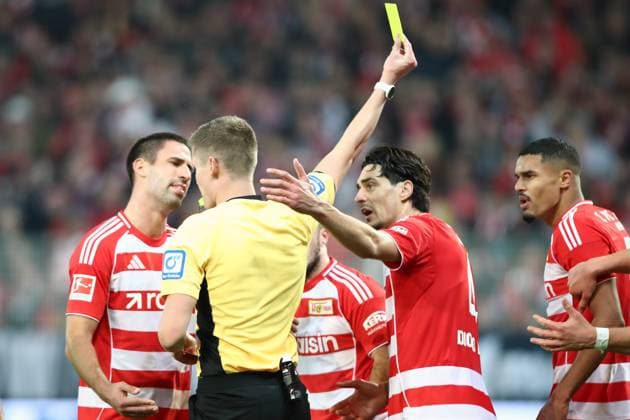 08 11 2025, xtgx, Soccer 1 Bundesliga, Union Berlin FC Bayern Munich v l Rani Khedira 1 FC Union Berlin Referee Florian Exner yellow card Diego Leite 1 FC Union Berlin DFL DFB REGULATIONS PROHIBIT ANY USE OF PHOTOGRAPHS as IMAGE SEQUENCES and or QUASI VIDEO Berlin
