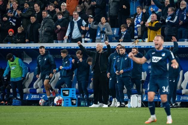 Christian Ilzer TSG Hoffenheim, Coach and team celebrate the victory, GER, TSG 1899 Hoffenheim vs RB Leipzig, Soccer Bundesliga, Matchday 10, Season 2025 2026, 07 11 2025 DFB DFL regulations prohibit any use of photographs as image sequences and or quasi video GER, TSG 1899 Hoffenheim vs RB Leipzig, Soccer Bundesliga, Matchday 10, Season 2025 2026, 07 11 2025 Sinsheim Copyright: xEibner-Pressefoto Memmlerx EP_MMR