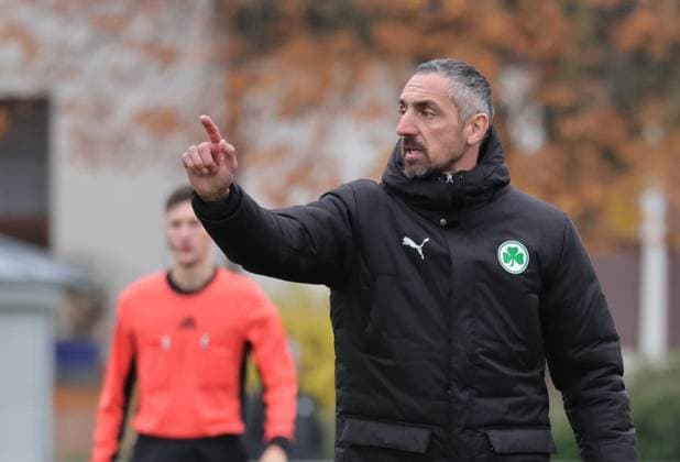 08 11 2025 Soccer Season 2025 2026 Regionalliga Bayern 17 Matchday SpVgg Greuther Fürth Fuerth II U23 Kleeblatt DJK Vilzing DaMa xdaxmax Roberto Hilbert Coach SpVgg Greuther Fürth II indicates gestures directs gives instructions