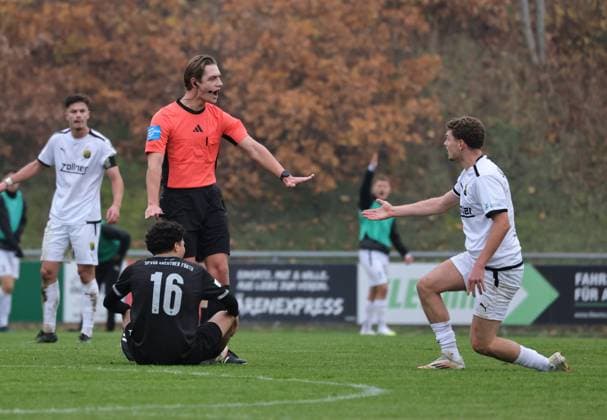 08 11 2025 Soccer Season 2025 2026 Regionalliga Bayern 17 Matchday SpVgg Greuther Fürth Fuerth II U23 Kleeblatt DJK Vilzing DaMa xdaxmax Julian Perl Referee arbitrates between Mehmet Avlayici 16, SpVgg Greuther Fürth II Lukas Schröder 30, DJK Vilzing