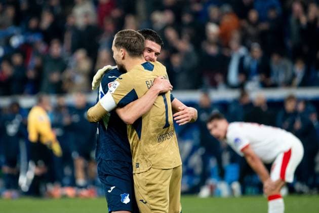 Albian Hajdari TSG Hoffenheim, 21 , Oliver Baumann TSG Hoffenheim, 01 jubeln über den Sieg, GER, TSG 1899 Hoffenheim vs RB Leipzig, Fussball Bundesliga, 10 Spieltag, Saison 2025 2026, 07 11 2025 DFB DFL regulations prohibit any use of photographs as image sequences and or quasi video GER, TSG 1899 Hoffenheim vs RB Leipzig, Fussball Bundesliga, 10 Spieltag, Saison 2025 2026, 07 11 2025 Sinsheim Copyright: xEibner-Pressefoto Memmlerx EP_MMR