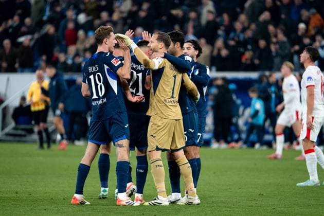 Wouter Burger TSG Hoffenheim, 18 , Albian Hajdari TSG Hoffenheim, 21 , Oliver Baumann TSG Hoffenheim, 01 and team celebrate the victory, GER, TSG 1899 Hoffenheim vs RB Leipzig, Soccer Bundesliga, Matchday 10, Season 2025 2026, 07 11 2025 DFB DFL regulations prohibit any use of photographs as image sequences and or quasi video GER, TSG 1899 Hoffenheim vs RB Leipzig, Fussball Bundesliga, Matchday 10, Season 2025 2026, 07 11 2025 Sinsheim Copyright: xEibner-Pressefoto Memmlerx EP_MMR