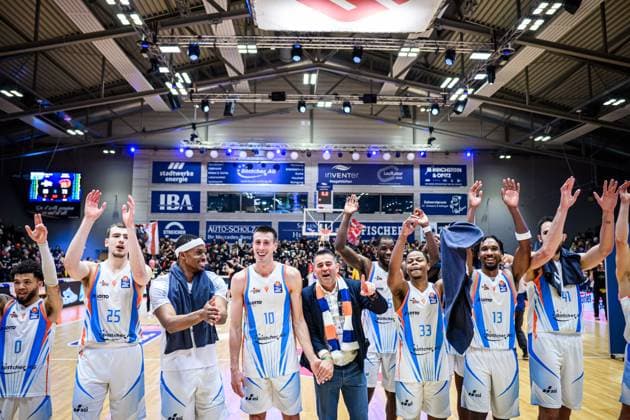 easycredit BBL Basketball Bundesliga 2025 2026 7 Matchday 08 11 2025 Science City Jena vs. NINERS Chemnitz The Jena team with the laudation after the derby win against Chemnitz In the middle Managing Director Lars Eberlein Sparkassen Arena