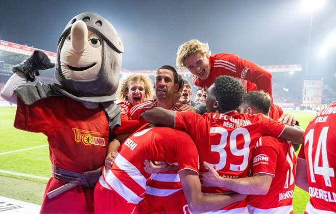 Soccer, Men, Season 2025 2026, 1 Bundesliga 10 Matchday , 1 FC Union Berlin FC Bayern Munich, f l Mascot Ritter Keule 1 FC Union , Alex Kral 1 FC Union Berlin Danilho Doekhi unten 1 FC Union , Rani Khedira 1 FC Union Berlin , Tom Rothe 1 FC Union Berlin , Derrick Köhn 1 FC Union Berlin , Josip Juranovic 1 FC Union Berlin , Leopold Querfeld 1 FC Union Berlin , Jubel nach Tor zum 2 2, 08 11 2025, Copyright: xMatthiasxKochx