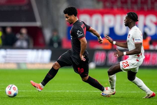 LEVERKUSEN, GERMANY - NOVEMBER 8: Malik Tillman of Bayer 04 Leverkusen passes the ball under pressure from Omar Traore of 1. FC Heidenheim 1846 during the Bundesliga match between Bayer 04 Leverkusen and 1. FC Heidenheim 1846 at BayArena on November 8, 2025 in Leverkusen, Germany. (Photo by Rene Nijhuis) SPO  Copyright: xRenexNijhuis