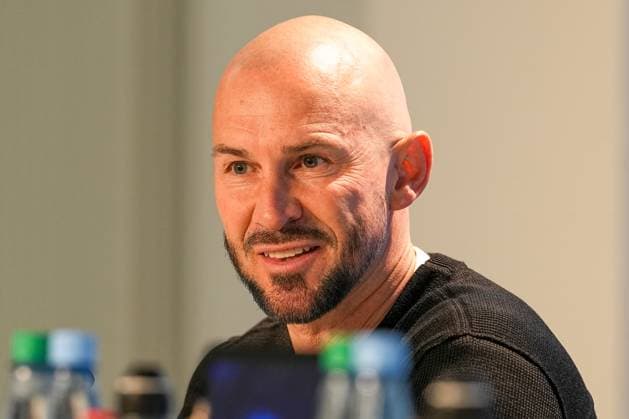 Soccer Bundesliga, Matchday 10, TSG Hoffenheim RB Leipzig on 08 11 2025 in Sinsheim PreZero Arena , Germany, Season 2025 2026 DFL REGULATIONS PROHIBIT ANY USE OF PHOTOGRAPHS AS IMAGE SEQUENCES AND OR QUASI VIDEO Christian Ilzer Head Coach TSG in focus at the PK after the match Sinsheim PreZero Arena Germany Copyright: xChristophxKinzingerx