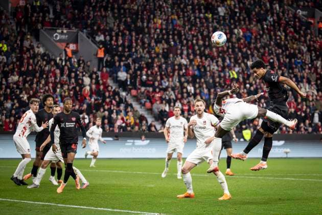 LEVERKUSEN, GERMANY - NOVEMBER 8: Header of Malik Tillman (Bayer 04 Leverkusen, 10), tackled by Omar-Haktab Traore (1. FC Heidenheim, 23) during the Bundesliga match (gameday 10) between Bayer 04 Leverkusen vs. 1. FC Heidenheim at BayArena on November 8, 2025 in Leverkusen, Germany. (Photo by Axel Kohring Beautiful Sports). DFL REGULATIONS PROHIBIT ANY USE OF PHOTOGRAPHS AS IMAGE SEQUENCES AND OR QUASI-VIDEO. Nordrhein-Westfalen Germany Copyright: xBEAUTIFULxSPORTS AxelxKohringx